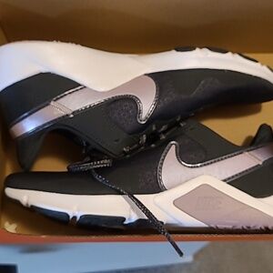 Nike Legend Essential Size 7.5